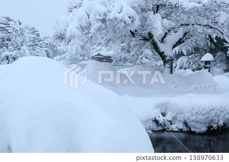 Kenrokuen with beautiful snow scenery Kenrokuen with beautiful snow scenery 138970633