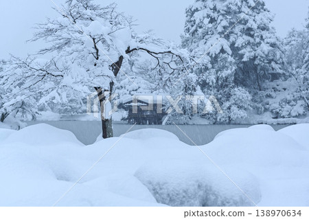 雪景美麗的兼六園 138970634