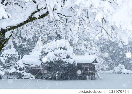 Kenrokuen with beautiful snow scenery 138970724