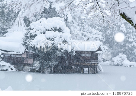 Kenrokuen with beautiful snow scenery Kenrokuen with beautiful snow scenery 138970725