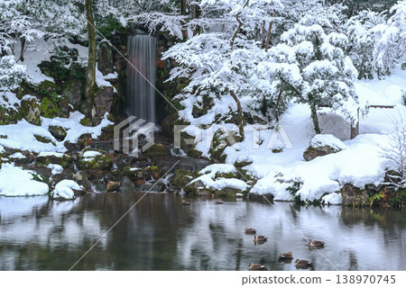 Kenrokuen with beautiful snow scenery Kenrokuen with beautiful snow scenery 138970745