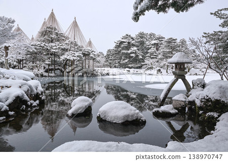 Kenrokuen with beautiful snow scenery 138970747