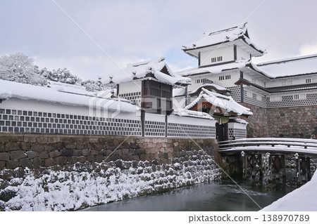 Kanazawa Castle Park with beautiful snow scenery 138970789