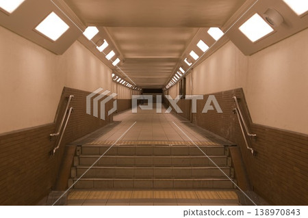 The symmetrical structure of the underground passageway inside the city train station is beautiful. The symmetrical structure of the underground passageway inside the city train station is beautiful. 138970843