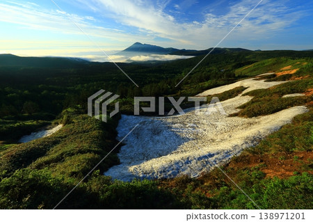 Mount Iwate floating in a sea of clouds 138971201