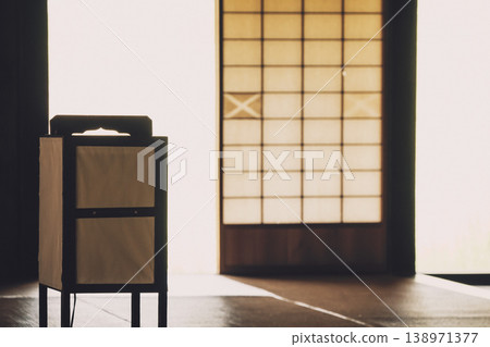 日式房間裡擺放著傳統燈籠的輪廓，光線透過障子門灑下的懷舊景象。 138971377