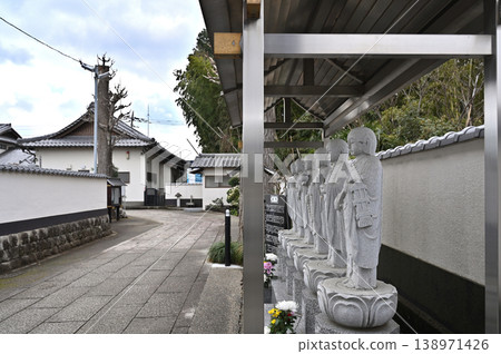A Stroll Through Iwatsuki: Chirakuin Temple, Engakuji Branch of the Rinzai School 138971426