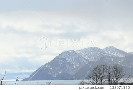 冬天陽光明媚的日子裡的雪山 冬天陽光明媚的日子裡的雪山 138971550