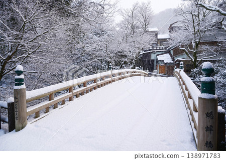 覺泉溪古羅木橋的雪景 覺泉溪古羅木橋的雪景 138971783