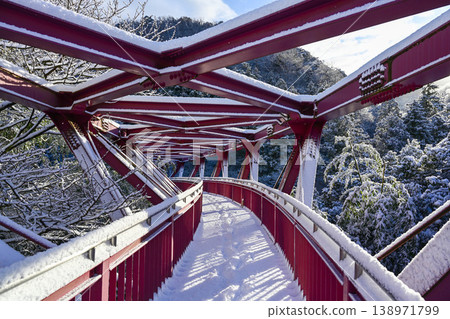 Snowscape at Ayatori Bridge in Tsurusenkei Gorge Snowscape at Ayatori Bridge in Tsurusenkei Gorge 138971799