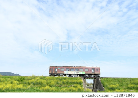 信樂高原鐵路的早春景色 138971946