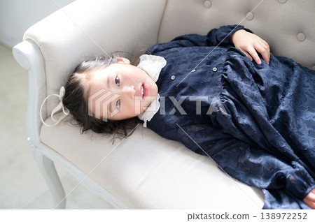 一位日本女孩在沙發上放鬆。 138972252
