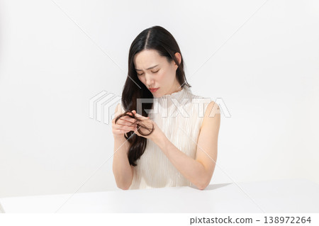 患有頭髮質量的女性 患有頭髮質量的女性 138972264