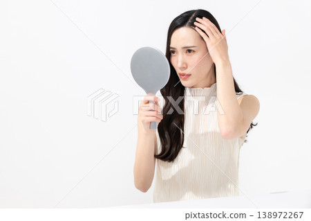 Women who suffer from hair quality 138972267
