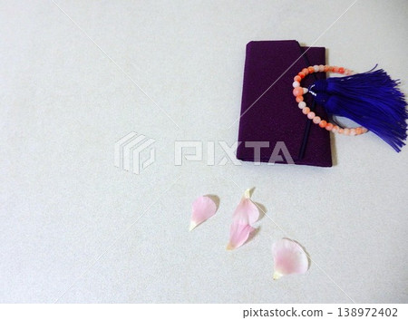 Prayer beads and prayer bead case - image of a Buddhist memorial service Prayer beads and prayer bead case - image of a Buddhist memorial service 138972402