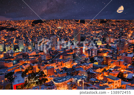 玻利維亞拉巴斯美麗的夜景 玻利維亞拉巴斯美麗的夜景 138972455