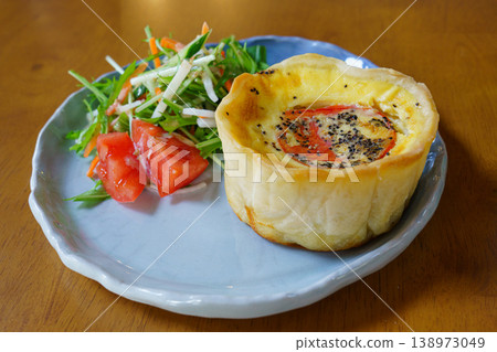 Quiche and salad plate: Western-style lunch to enjoy at a cafe. Quiche and salad plate: Western-style lunch to enjoy at a cafe. 138973049