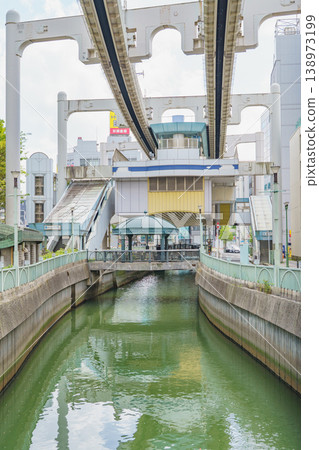 【千葉市,千葉縣】千葉都市單軌電車吉川公園站及下方流淌的吉川。 【千葉市,千葉縣】千葉都市單軌電車吉川公園站及下方流淌的吉川。 138973199
