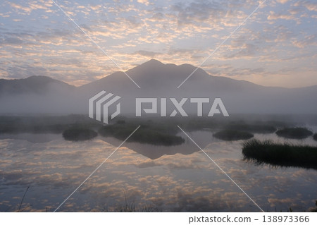 尾瀨濕地的夏天:清晨的高海拔濕地,籠罩在濃霧之中;池塘中倒映著日內瓦的倒影,黎明前的寂靜。 尾瀨濕地的夏天:清晨的高海拔濕地,籠罩在濃霧之中;池塘中倒映著日內瓦的倒影,黎明前的寂靜。 138973366