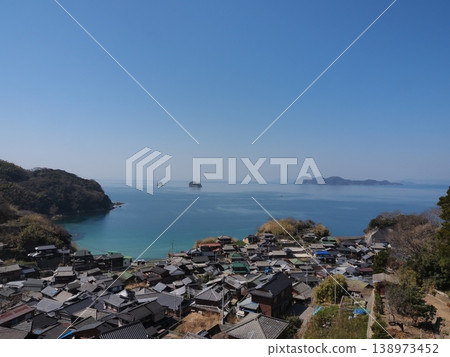 長島市白田地區。層疊的屋頂(山口縣上關町) 長島市白田地區。層疊的屋頂(山口縣上關町) 138973452