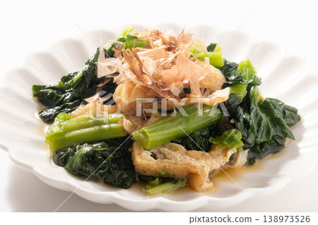 雪油菜花、炸豆腐和燙過的蔬菜 雪油菜花、炸豆腐和燙過的蔬菜 138973526
