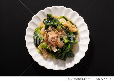 雪油菜花、炸豆腐和燙過的蔬菜 雪油菜花、炸豆腐和燙過的蔬菜 138973527