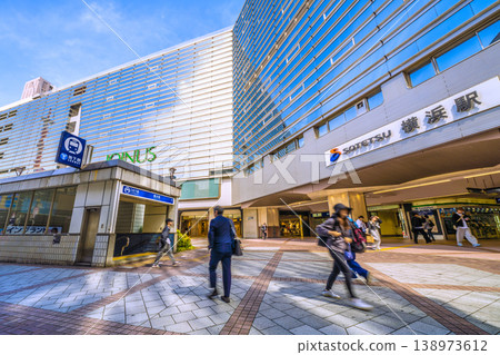 日本橫濱城市景觀，4月17日。橫濱車站及地鐵入口景觀。邁向新時代 = 令和8年（2026年）。 138973612
