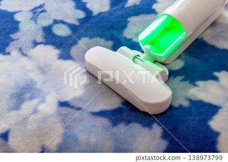 一張健康管理圖片，展示了一台床墊清潔器正在吸走塵蟎、花粉和其他過敏原。 138973799