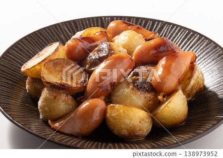 Sausages, deep-fried new potatoes Sausages, deep-fried new potatoes 138973952