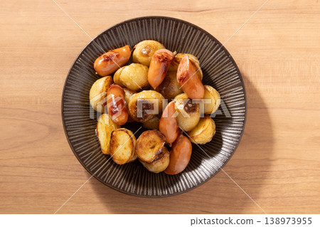 Sausages, deep-fried new potatoes Sausages, deep-fried new potatoes 138973955
