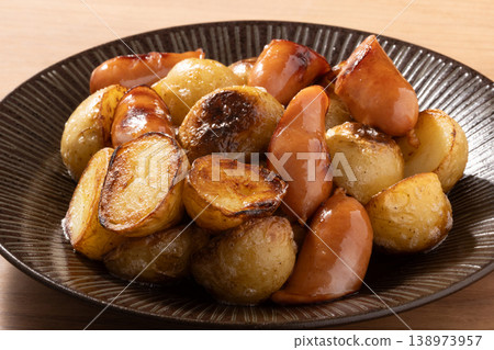 Sausages, deep-fried new potatoes Sausages, deep-fried new potatoes 138973957