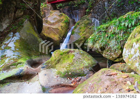 【日本百大瀑布】深秋時節，山口縣岩國市，若地峽五龍瀑布：溪流與步道2。 138974162