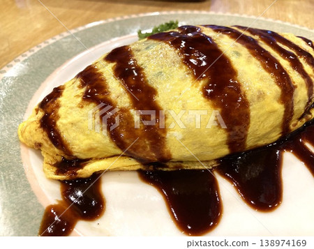 一份熱氣騰騰的蛋包飯，淋上大量的濃汁。 138974169
