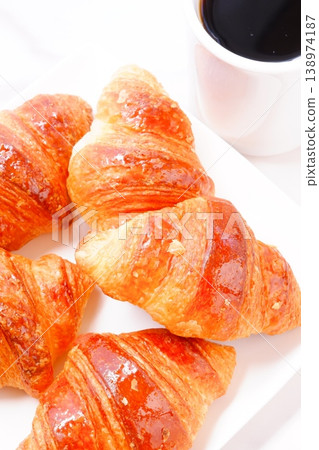 羊角麵包和咖啡－早餐場景，新鮮出爐的酥脆羊角麵包和新鮮沖泡的咖啡。 138974187