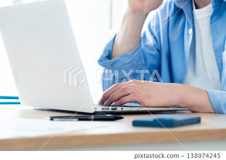 在電腦上工作的人的手 在電腦上工作的人的手 138974245