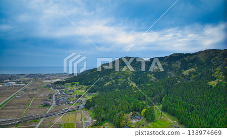 早春時節,從南方眺望富山縣旭町笹川地區。 早春時節,從南方眺望富山縣旭町笹川地區。 138974669