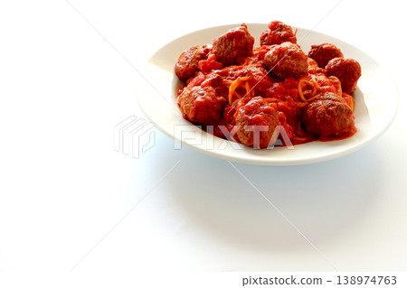 白色背景上的肉丸意麵 138974763
