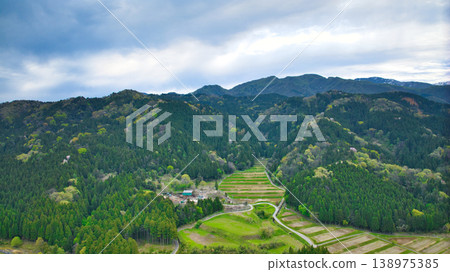 從日本富山縣旭町眺望黑部川沖積扇和周圍山脈。 從日本富山縣旭町眺望黑部川沖積扇和周圍山脈。 138975385
