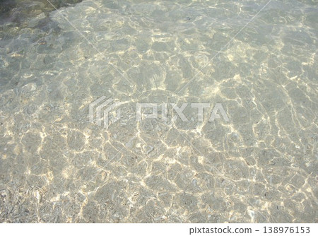 The crystal-clear surface of the sea and the ripples of light 138976153