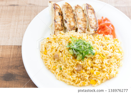美味的煎餃炒飯佐醃薑 美味的煎餃炒飯佐醃薑 138976277
