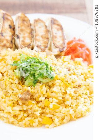 美味的煎餃炒飯佐醃薑 138976283