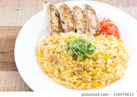 美味的煎餃炒飯佐醃薑 美味的煎餃炒飯佐醃薑 138976612