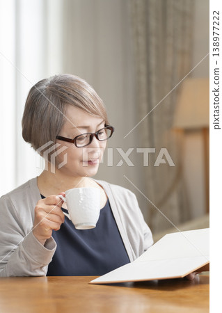 在客廳讀書的高級婦女 138977222