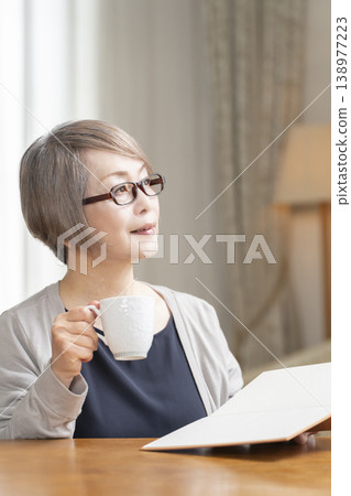 在客廳讀書的高級婦女 138977223