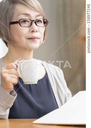 在客廳讀書的高級婦女 138977248