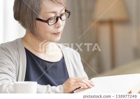 在客廳讀書的高級婦女 138977249