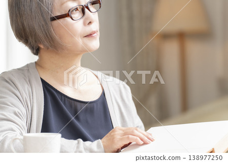 在客廳讀書的高級婦女 138977250
