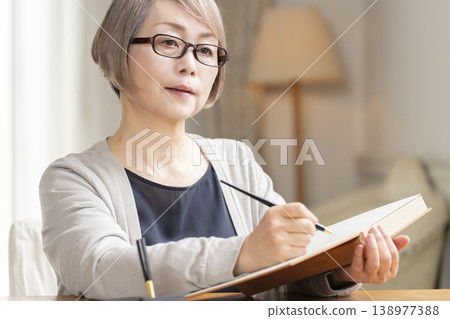 一位老婦人在客廳寫臨終遺書 一位老婦人在客廳寫臨終遺書 138977388