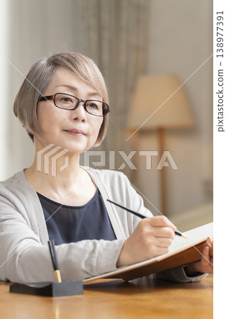 一位老婦人在客廳寫臨終遺書 一位老婦人在客廳寫臨終遺書 138977391