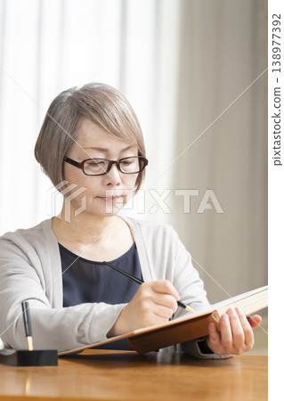 一位老婦人在客廳寫臨終遺書 一位老婦人在客廳寫臨終遺書 138977392